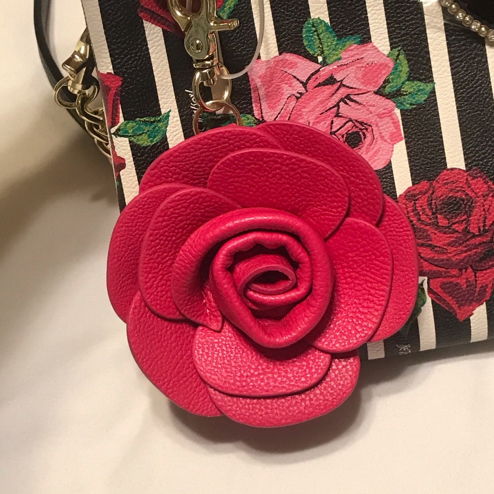 New Betsey Johnson Pink Roses Dual ZIP Purse - Picture 3 of 9